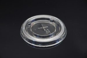 1038a1038a-wieczko-do-kubka-PET-fi-78-plaskie-z-otworem-nacieciem-na-slomke-krzyzyk-(1).jpg