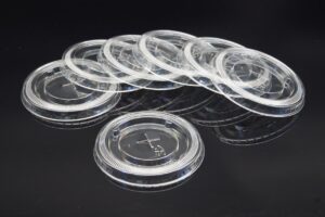 1038a1038a-wieczko-do-kubka-PET-fi-78-plaskie-z-otworem-nacieciem-na-slomke-krzyzyk-(2).jpg