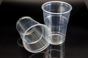 10391039-kubek-plastikowy-bezbarwny-przezroczysty-PET-fi-95-400ml-(1).jpg