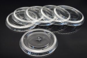 1040c1040c-wieczko-płaskie-do-kubka-plastikowe-PET-fi-95mm-z-otworem-krzyzyk-(2).jpg