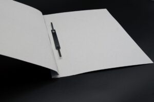 26852685-skoroszyt-papierowy-A4-zwykly-gladki-(2).jpg